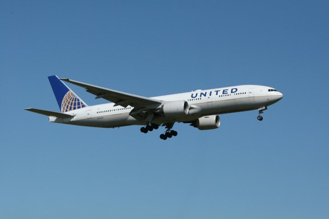 Brief tech glitch forces FAA halt on United flights in U.S., Canada