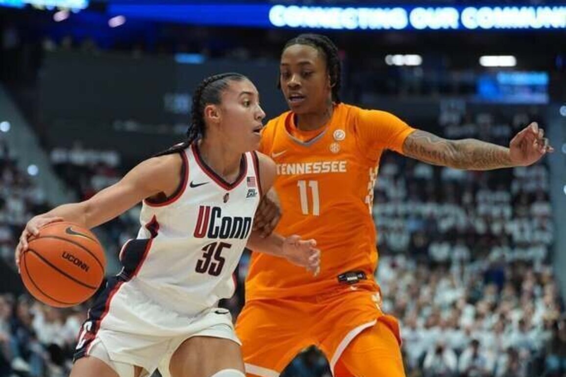 UConn still consensus No. 1 as top four unchanged