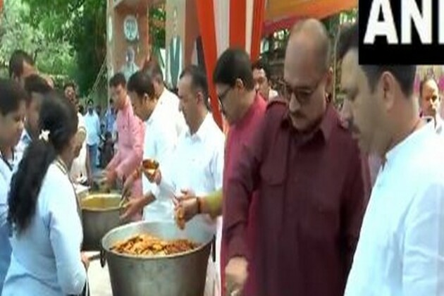 Delhi BJP President Virendra Sachdeva distributes food on occasion of Hanuman Jayanti
