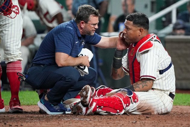 Royals C Salvador Perez lands on 7-day concussion IL