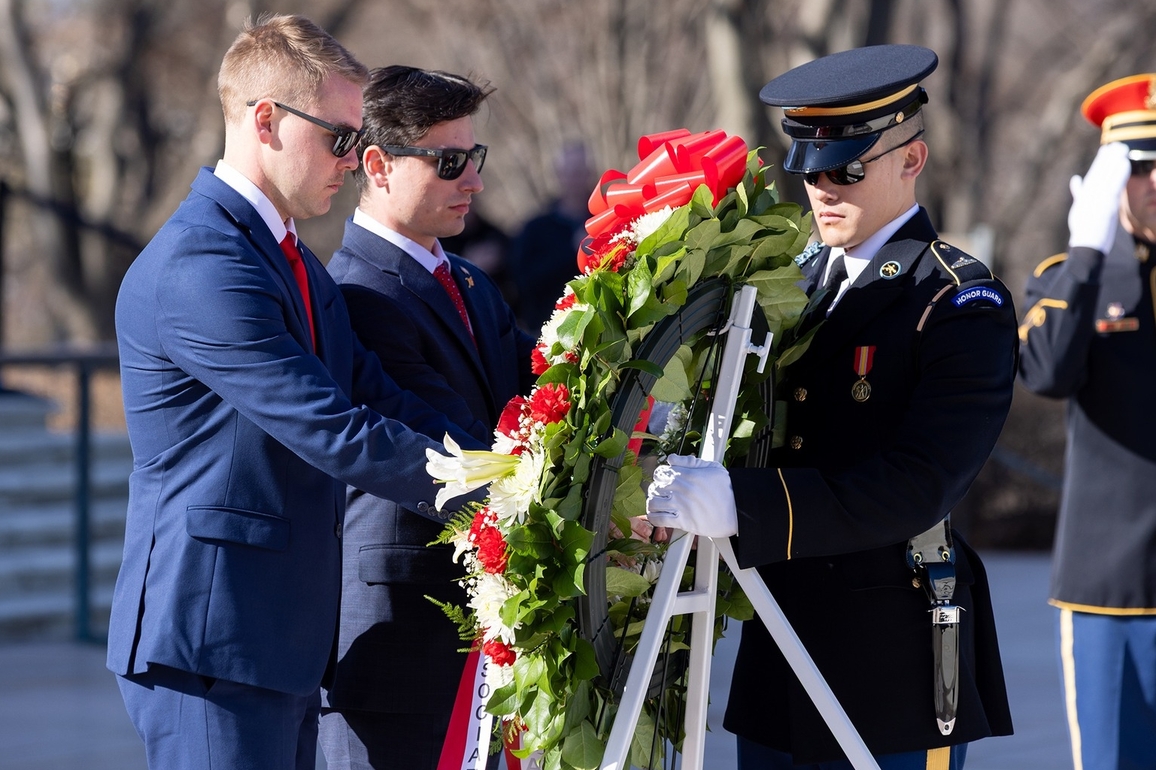 UA student veterans lay wreath at Tomb of the Unknown Soldier