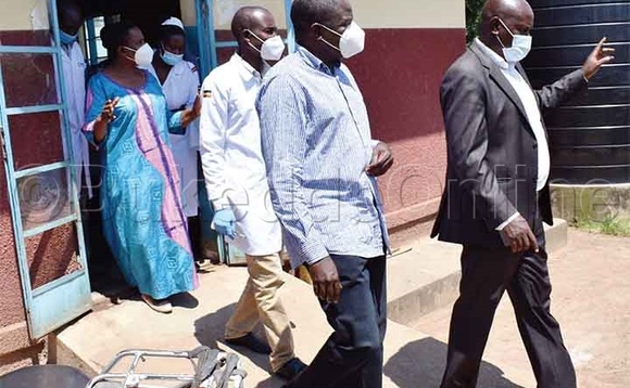 Ssentebe wa LC V e Buyende Robert Ziribasanga ng’alambuza ababaka ba palamenti woodi y’abakyala etaggaddwaawo. Ssentebe wa LC V e Buyende Robert Ziribasanga ng’alambuza ababaka ba palamenti woodi y’abakyala etaggaddwaawo.