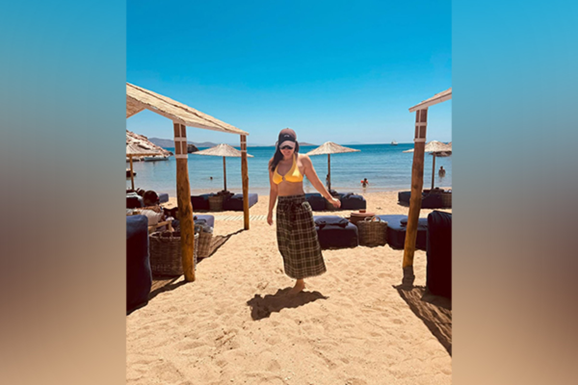 It's "lungi dance" time for Kareena Kapoor Khan in Greece
