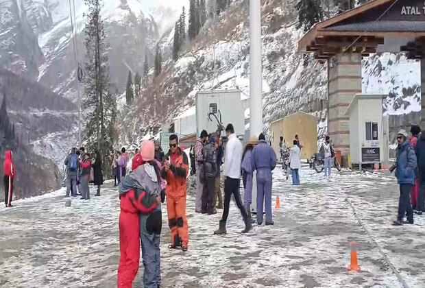 Fresh snowfall in Himachal Pradesh's Kullu delights tourists