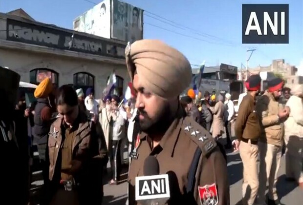 Farmers protest at Golden Gate, Punjab Police deploys forces