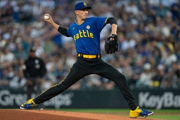 Astros, Mariners continue battle for playoff spot
