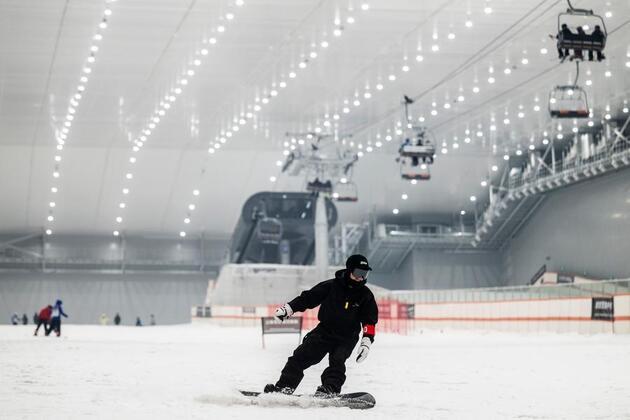 China's skiing fervor glides into southern shopping malls