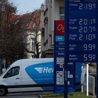 Feature: Germans flock to Poland for cheaper fuel amid Mideast tensions