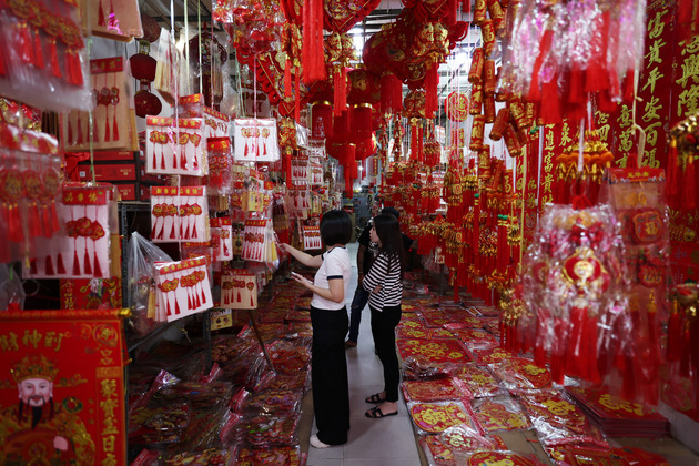 CAMBODIA-PHNOM PENH-CHINESE NEW YEAR DECORATIONS-SHOPPING