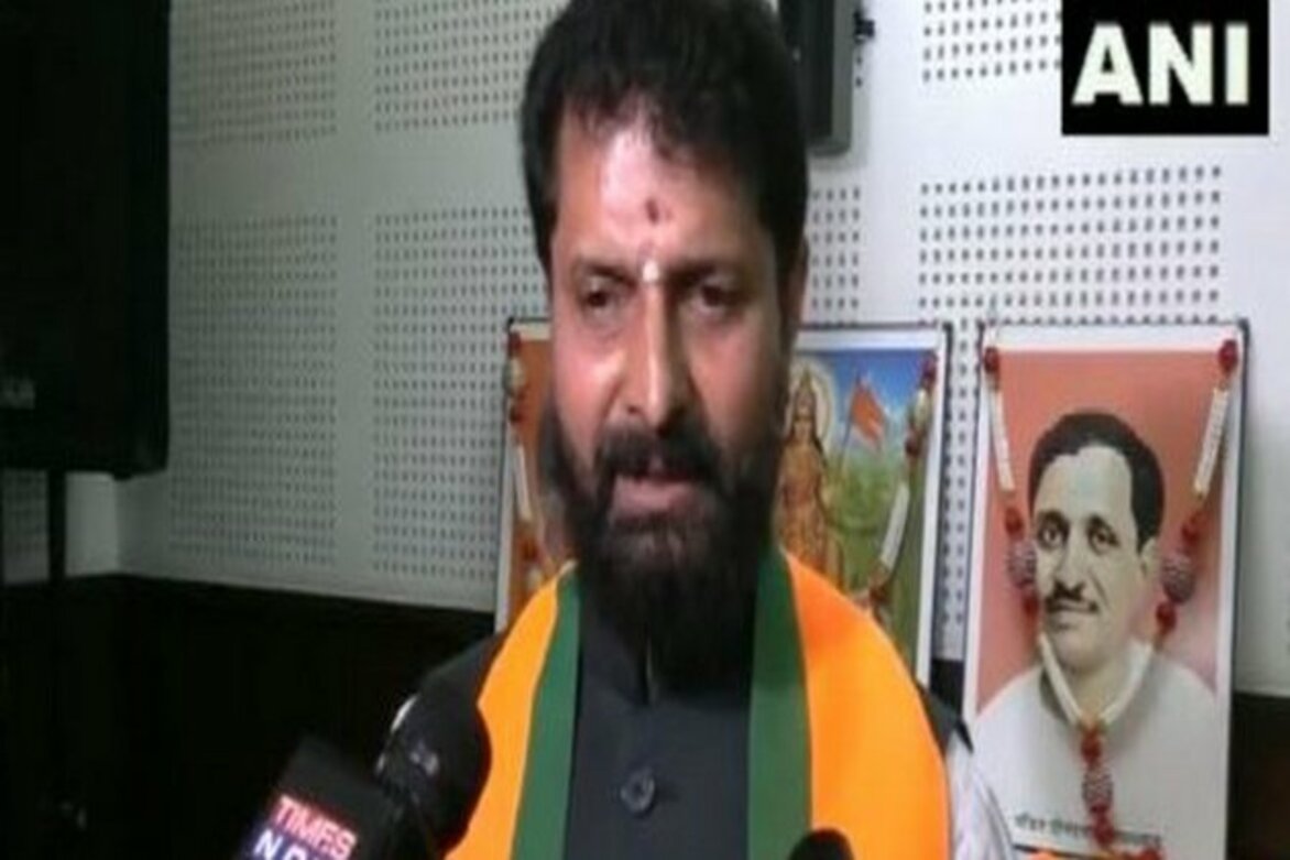 "Nehru's photos will be removed," says CT Ravi after Priyank Kharge wants removal of Savarkar's portrait from Karnataka assembly