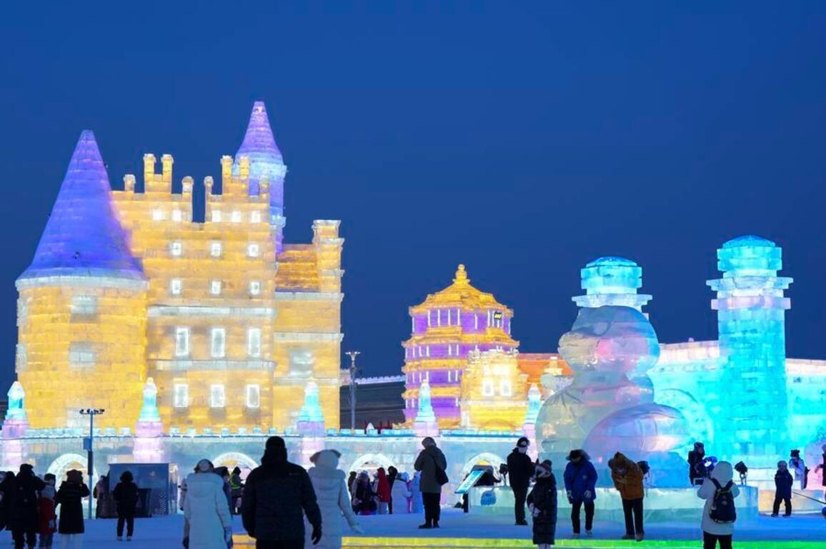 How an army of robots helps build China's "Ice Disneyland"