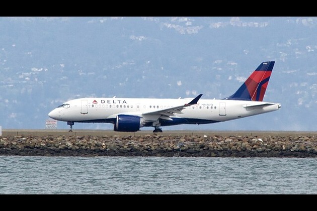 Passengers sue Delta, United over costly “window seats” without views