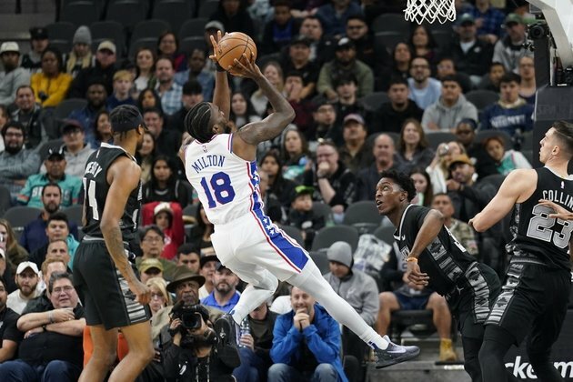 Embiid's double-double helps 76ers beat hapless Spurs