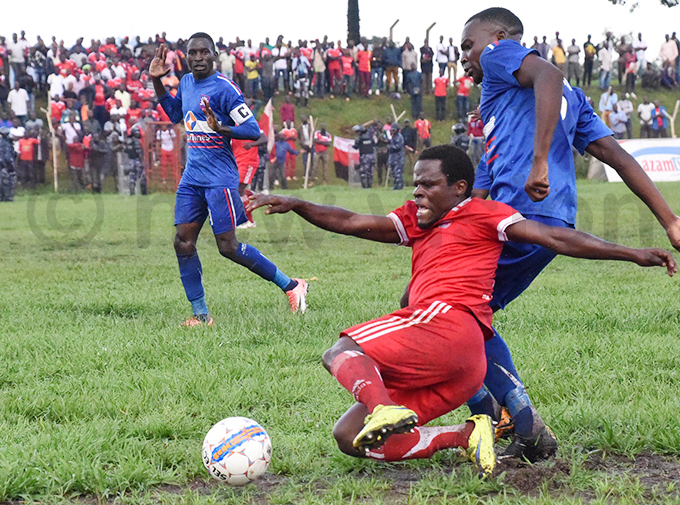 xpress ulaiman jingo battling for possession with illas oseph subuga hoto by palanyi sentongo