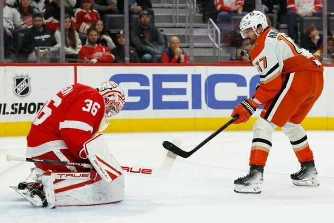 Alex DeBrincat's 3-point night powers Red Wings past Ducks