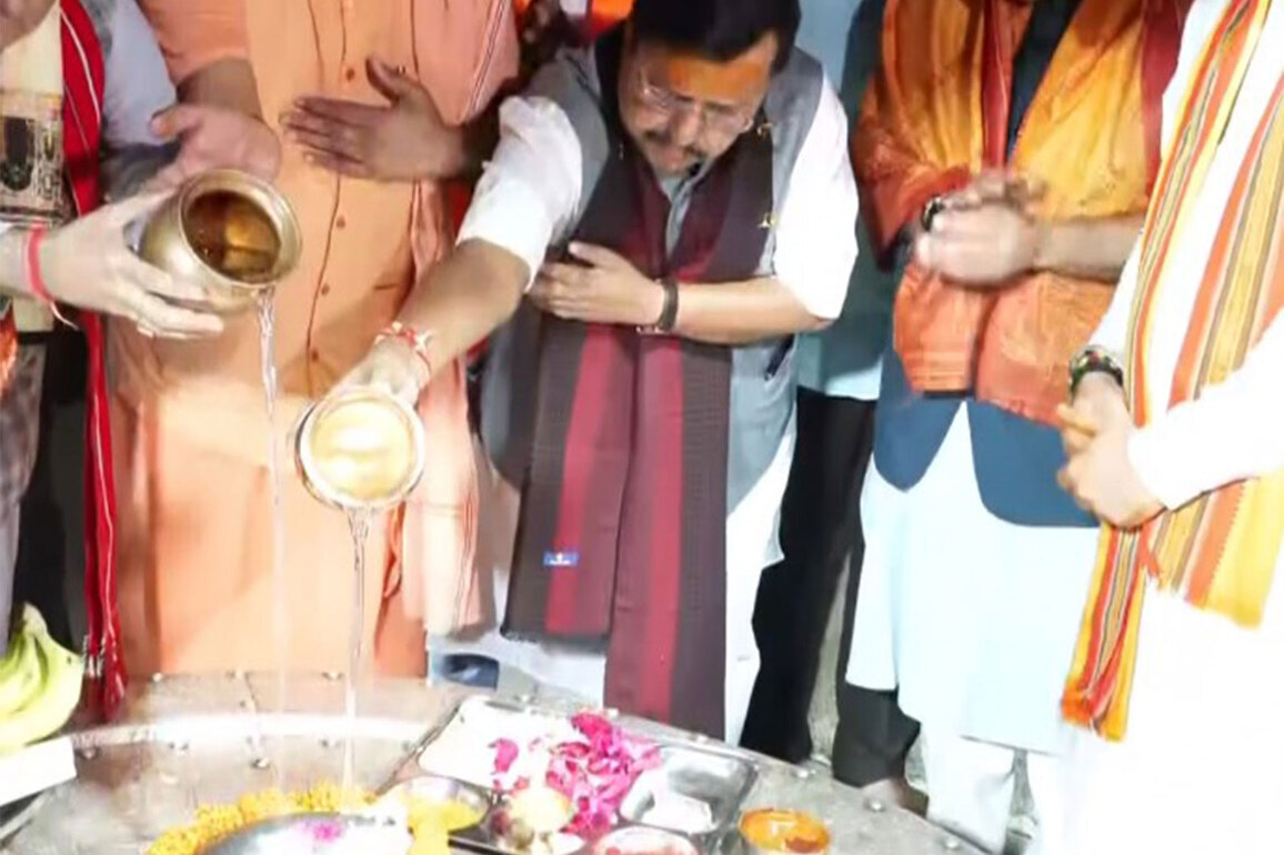 Nitin Nabin performs 'Jalabhishek' at Tapkeshwar Mahadev Temple in Dehradun