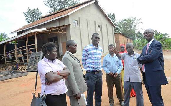 David Lukwata (awanise omukono) akulira emirimu mu Kibinge Coffee Farmers' Co-operative Society Ltd ng'aliko by'alengeza Minisita omubeezi ow'ebyobulimi e Mmengo, Hajji Amisi Kakomo ebikolebwa ekibiina kino. Emabega waabwe kye kizimbe omugenda okubeera ekyuma ky'emmwaanyi eky'ekibiina kino ku kyalo Misanvu- Bukomansimbi. David Lukwata (awanise omukono) akulira emirimu mu Kibinge Coffee Farmers' Co-operative Society Ltd ng'aliko by'alengeza Minisita omubeezi ow'ebyobulimi e Mmengo, Hajji Amisi Kakomo ebikolebwa ekibiina kino. Emabega waabwe kye kizimbe omugenda okubeera ekyuma ky'emmwaanyi eky'ekibiina kino ku kyalo Misanvu- Bukomansimbi.