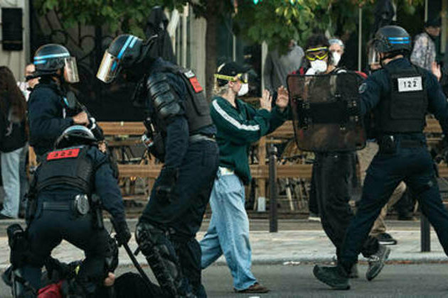 Hundreds arrested in clashes with riot police at 'block everything' protests in France (PHOTOS, VIDEOS)