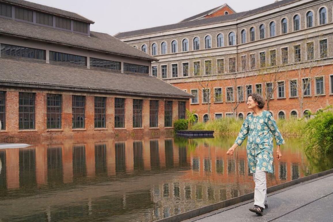 German ceramicist embraces East-meets-West experience in China's "porcelain capital"
