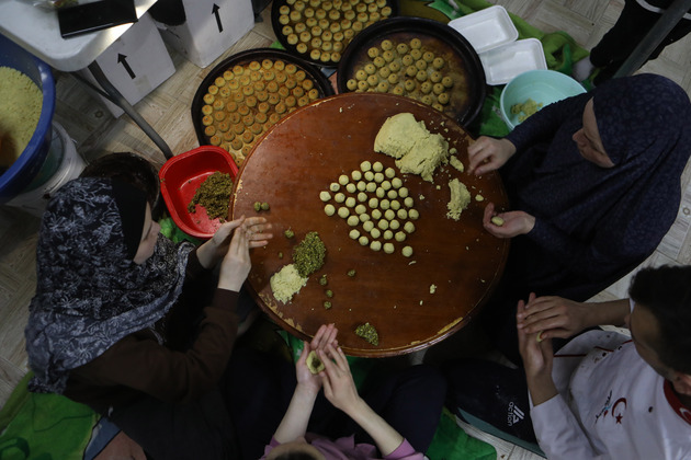 MIDEAST-HEBRON-EID AL-FITR-COOKIES