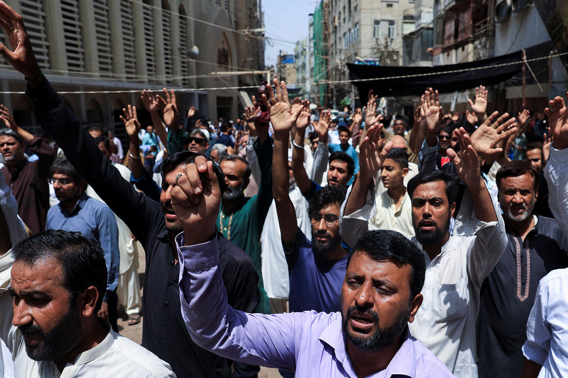 Pakistan: Protest held after trade unionist goes missing, activists demand his release from "illegal custody"