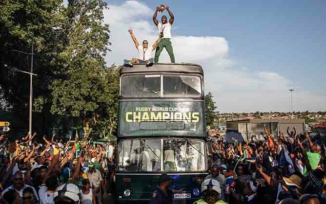  outh frican ugby captain iya olisi  holds up the eb llis trophy as the orld up winner team parades ilakazi treet in oweto on an open top bus in oweto outh frica  photo
