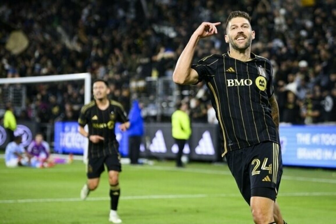 Ryan Hollingshead's goal lifts unbeaten LAFC past NYCFC