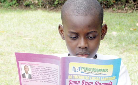 Omwana ng’asoma akatabo k’Oluganda. Omwana ng’asoma akatabo k’Oluganda.