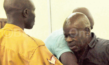Ssaalongo Jjuuko ng'abaserikale b'amakomera bamukwatiridde obutagwa. Ssaalongo Jjuuko ng'abaserikale b'amakomera bamukwatiridde obutagwa.