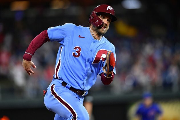 Phils visit Mets in matchup of teams with fading playoff hopes