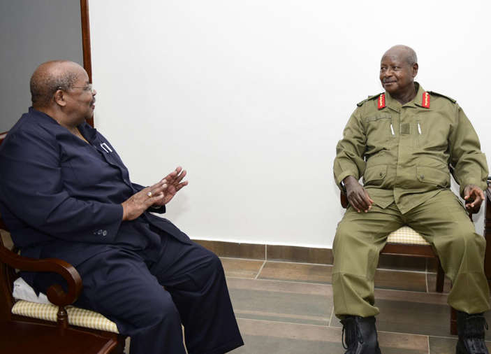  President Museveni (R) and Benjamin Mkapa hold talks in Kyankwanzi. PPU Photo