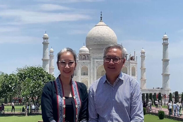 Laos Dy PM visits Taj Mahal along with wife