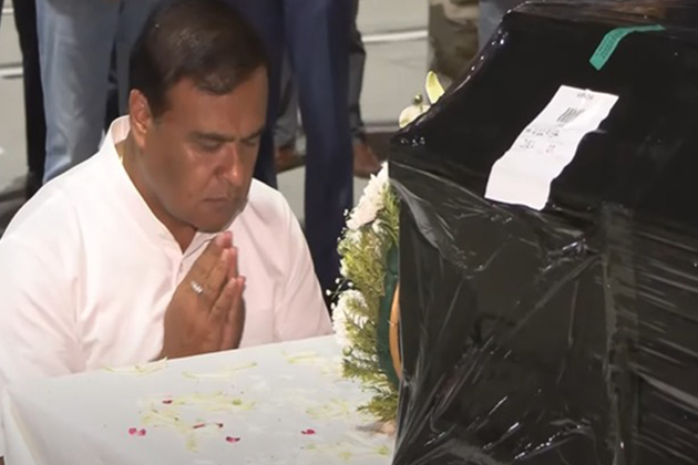 Assam CM Himanta Biswa Sarma pays floral tribute to Zubeen Garg