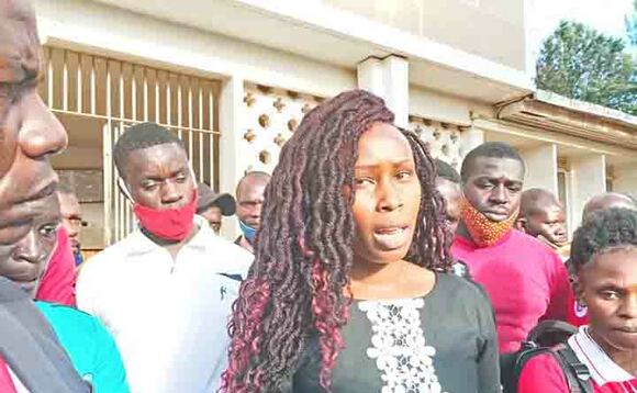 Barbie Kyagulanyi ng'ayogerako eri abantu e Masaka. Barbie Kyagulanyi ng'ayogerako eri abantu e Masaka.