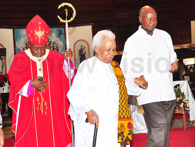 resident useveni with ama aria yerere and rchbishop of ampala iocese r yprian izito wanga after the prayers  hoto by uliet asirye