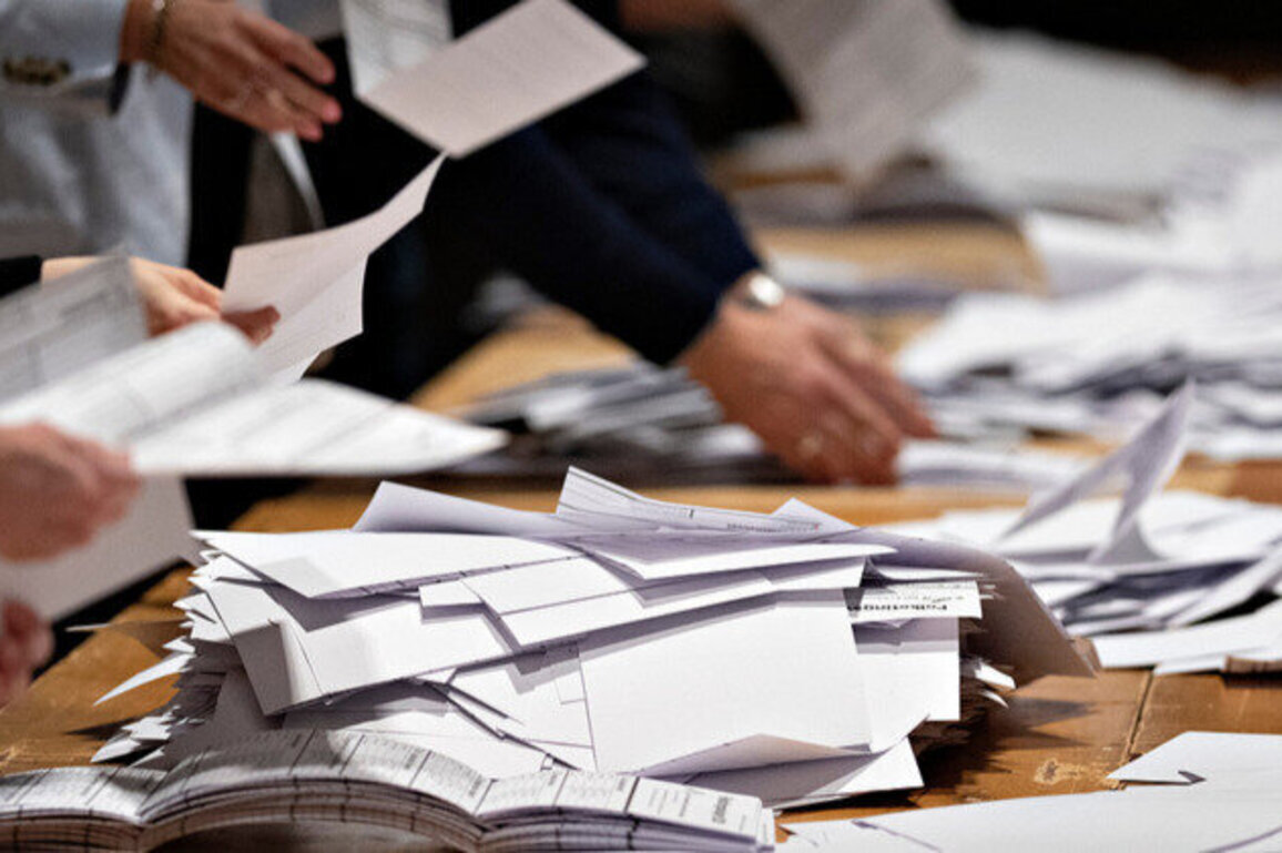 Social Democrats lead Denmark's election, neither bloc wins majority