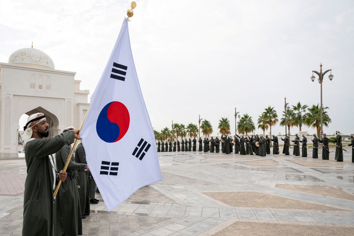 Crown Prince of Abu Dhabi discusses bilateral cooperation with President of Republic of Korea