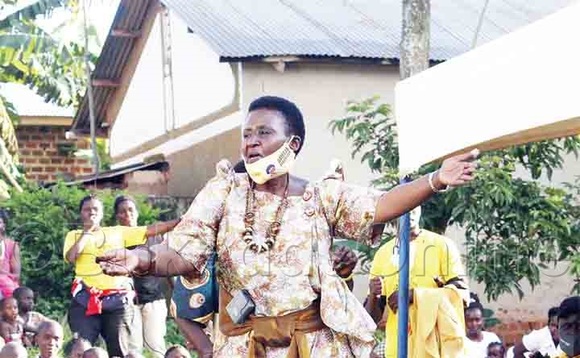 Ameria Kyambadde ng'ayogera eri abantu b'e Nakirebe. Ameria Kyambadde ng'ayogera eri abantu b'e Nakirebe.