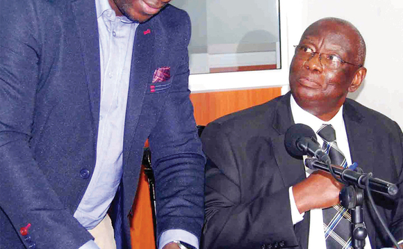 Onyango (atudde) ng'ali mu kakiiko ne looya. Onyango (atudde) ng'ali mu kakiiko ne looya.