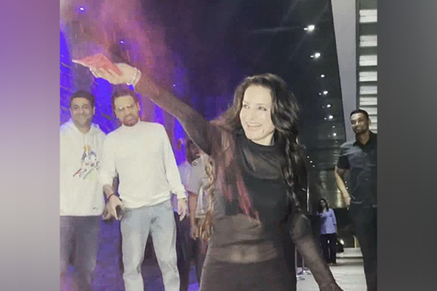 Ameesha Patel celeberates Holi with Paparazzi in Bandra