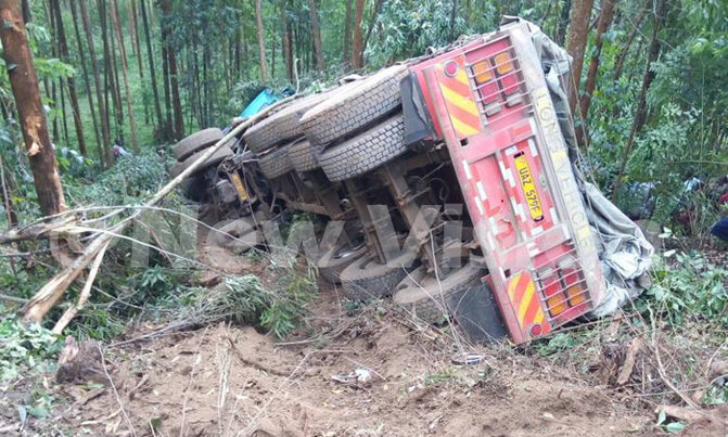 Trailer fails to brake, goes down the valley Trailer fails to brake, goes down the valley