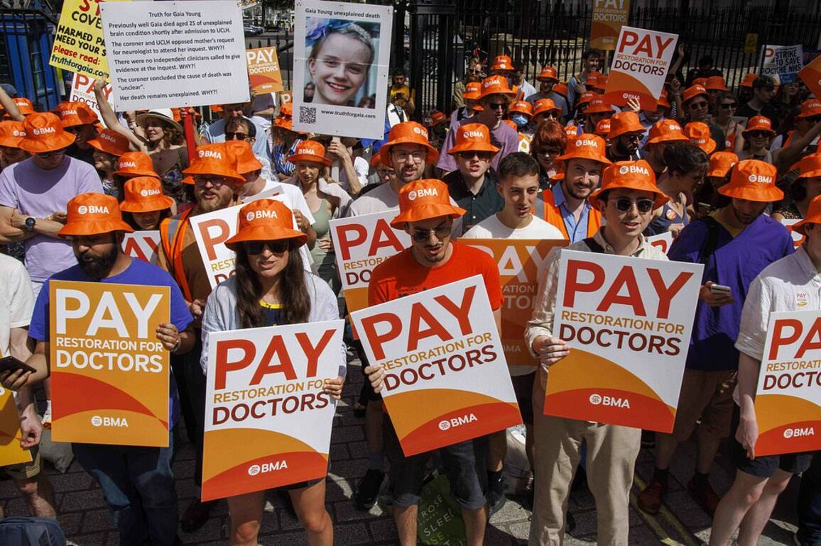 Junior doctors poised to strike after Government 'ignored' demands for pay bumps