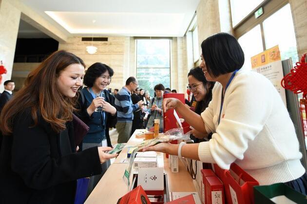 Traditional Chinese herbs gain popularity abroad amid "Becoming Chinese" trend