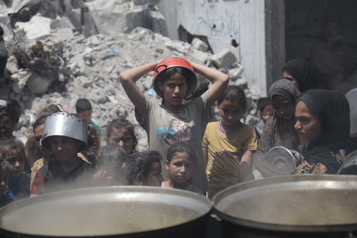 MIDEAST-GAZA-JABALIA REFUGEE CAMP-FOOD-DISTRIBUTION