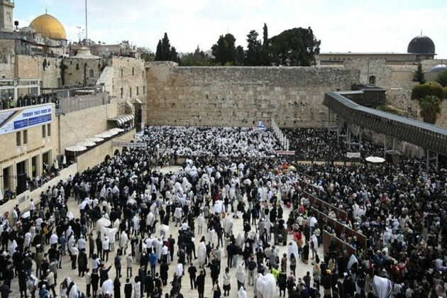 Tens of thousands join priestly blessing at western wall amid war