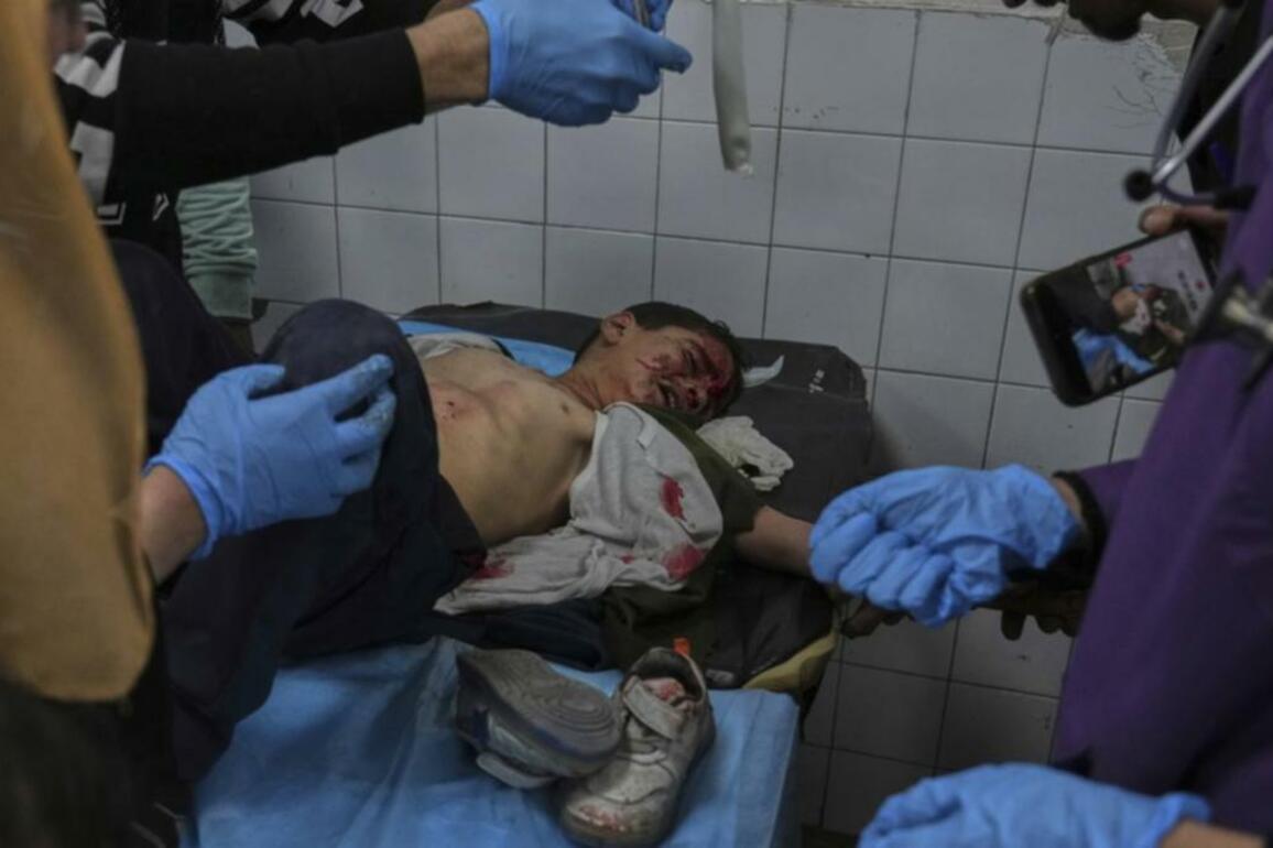 Israeli missiles strike Gaza hospital, patients flee