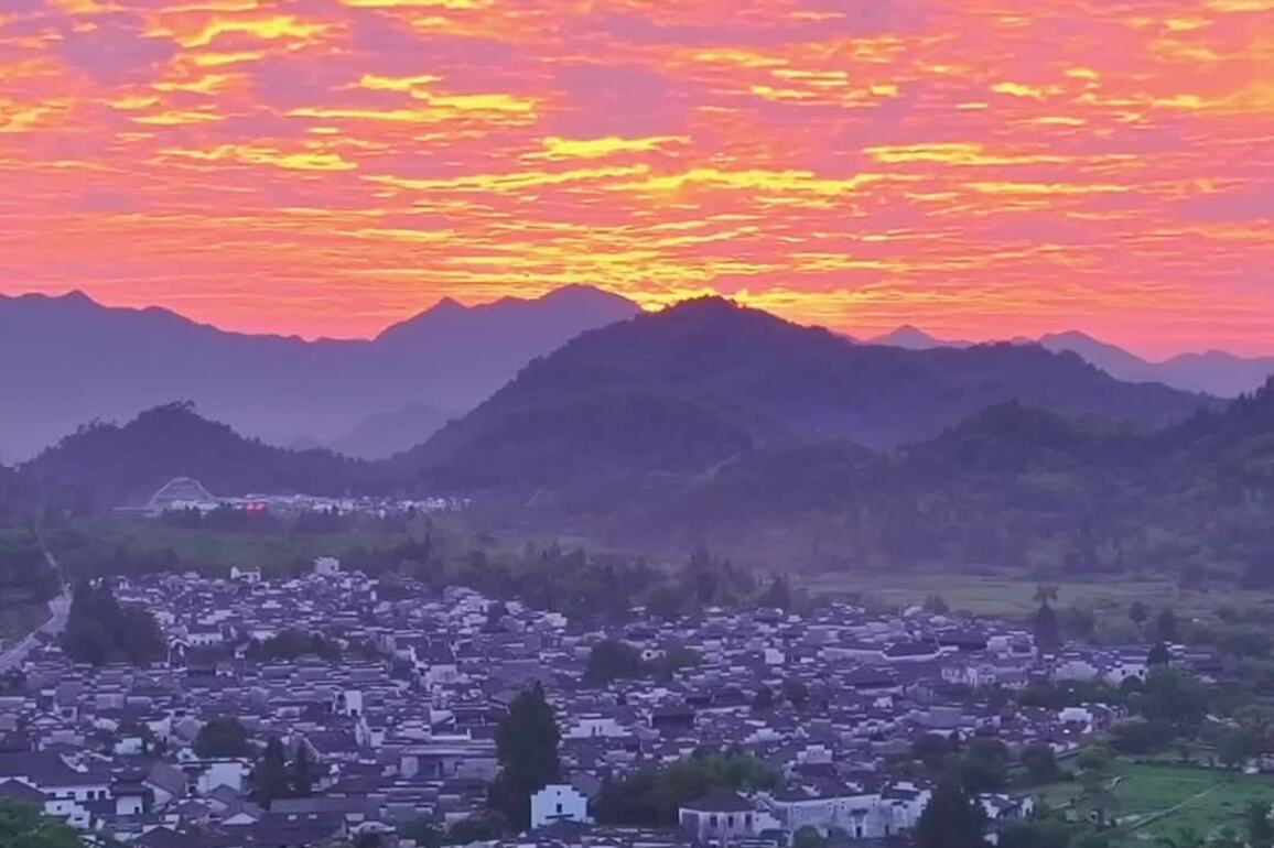 60"FlyOverChina | Anhui's Huangshan: ancient villages meet stunning dawn