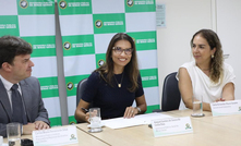 Carla Tavares (D) em assinatura de acordo com defensora pública-geral de MG, Raquel Gomes (C)