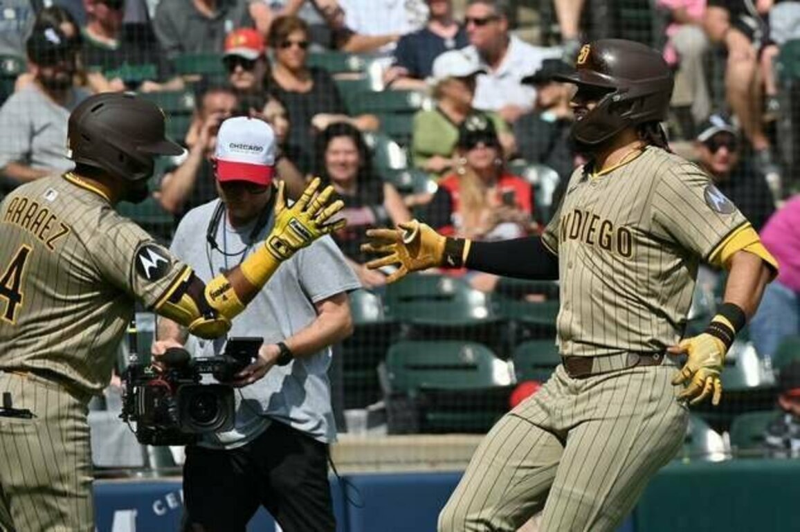 Fernando Tatis homers, Padres hold off White Sox to trim magic number