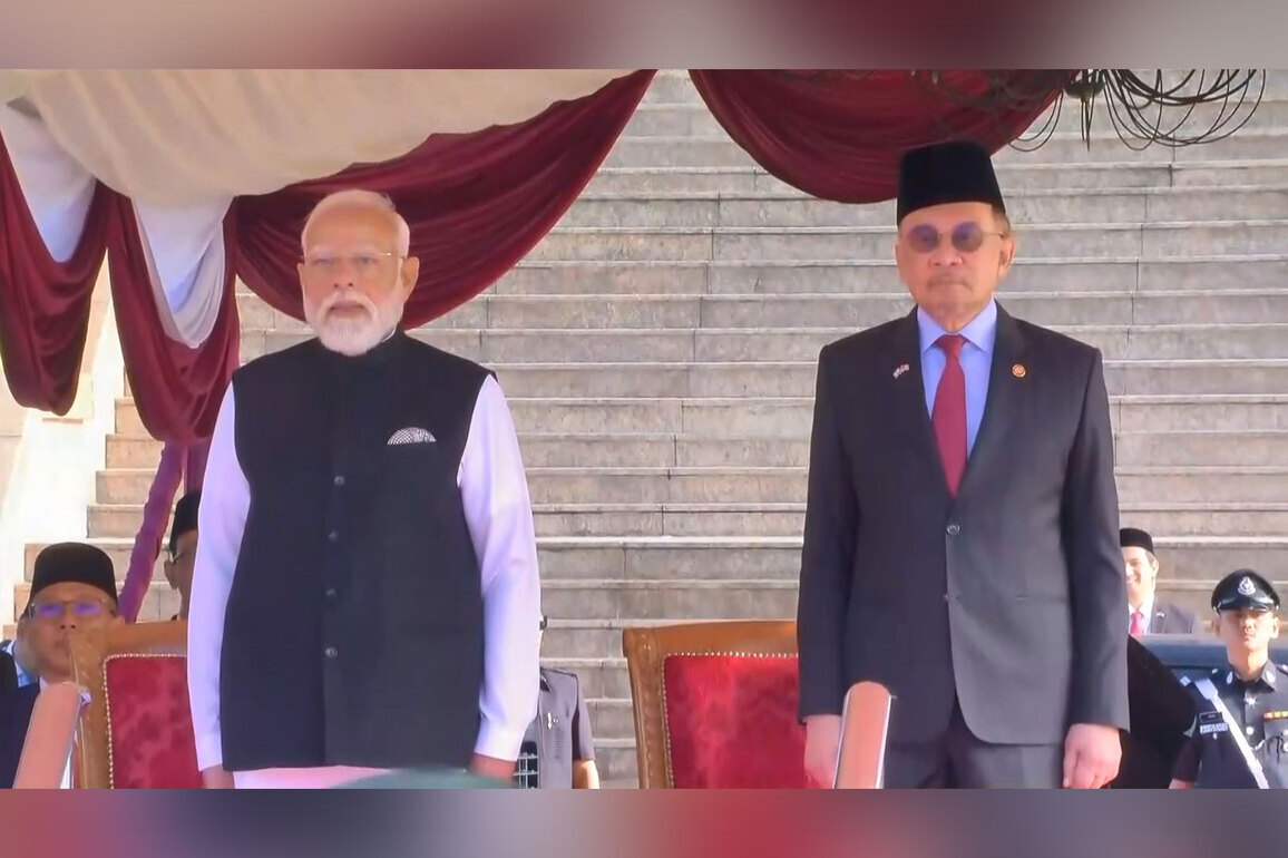 PM Modi receives ceremonial welcome, Guard of Honour at Perdana Putra in Malaysia